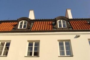 традиционные слуховые окна в исторической крыше