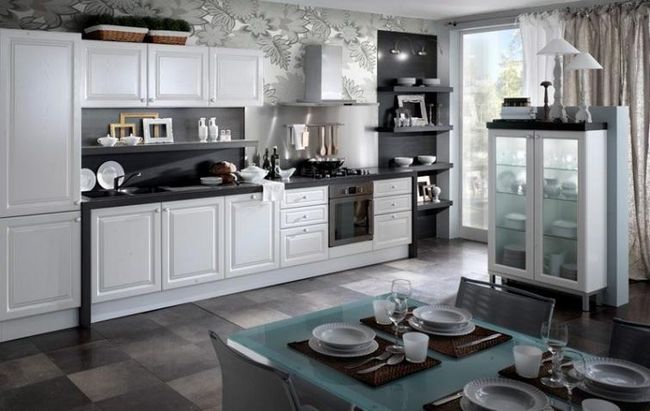 Белая кухонная мебель с темными дополнениями