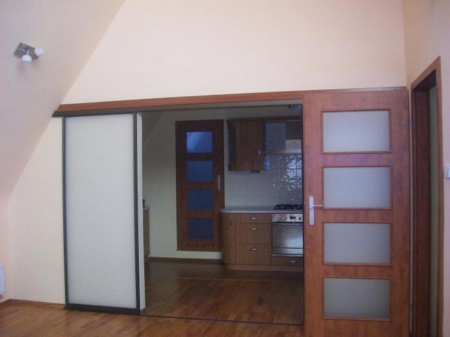 Гостиная отделена от кухни раздвижной стеклянной дверью