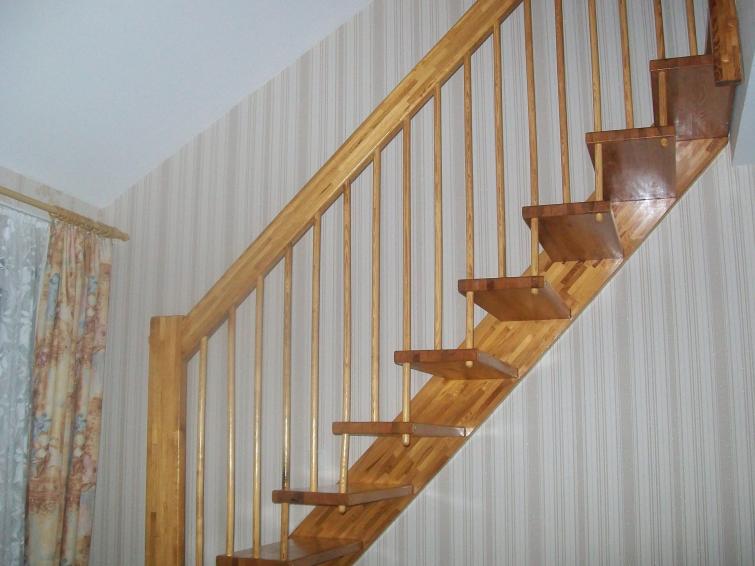 Простые деревянные лестницы в мезонин