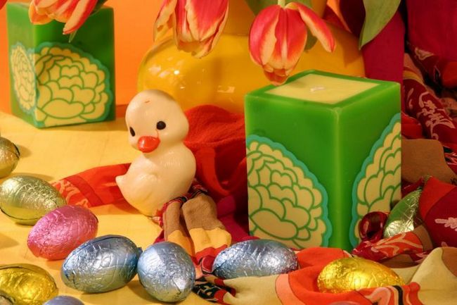 Пасхальные украшения - шоколадные яйца, свеча, курица