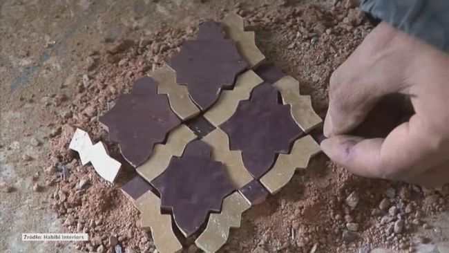 Укладка марокканских мозаичных элементов