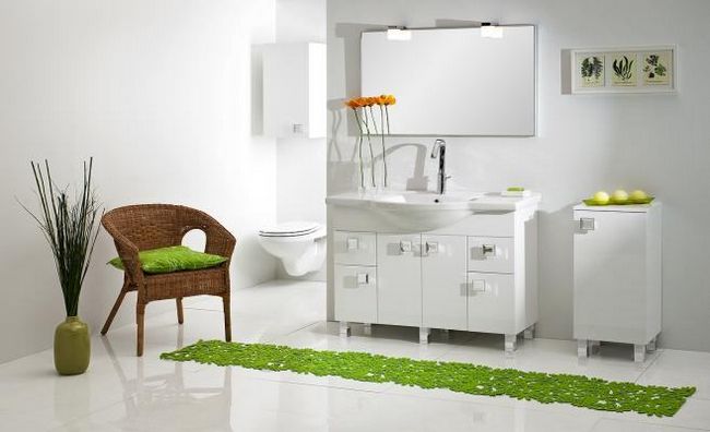 Коллекция мебели для ванной L' /></p><p>ОРиСТО</li></ul><p>Шкафы, тумбы, бункеры для грязного нижнего белья все чаще напоминают мебель для спальни или гостиной. Оригинальные формы, оригинальные цвета, современный или ретро-стиль. Однако, покупая только внешний вид и цену, это ловушка, в которой многие уже поймали.</p><p>См. Также: <strong>Ванная комната для инвалидов. Что должно быть в нем. руководство</strong></p><h2>Дерево или плита?</h2><p>Независимо от того, выбираем ли мы шкафы или панели из массивной древесины, самым важным фактором является его устойчивость к влаге. HDF, MDF или ламинированная ДСП должны быть достаточно влагонепроницаемыми. Однако твердые деревянные поверхности должны быть защищены изоляционными материалами и лаками. Они защищают мебель не только от воды, но и от косметики и моющих средств.</p><p>Среди различных видов древесины стоит выбрать экзотический, например, тик, который часто используется для производства коллекций ванной и сада именно из-за гораздо лучших параметров (в основном, влагостойкости и твердости).</p><p>Полезно знать: <strong>Несчастные случаи на дому: ванная комната является критическим местом</strong></p><p>Каждый из упомянутых материалов может, теоретически, долгое время находиться в хорошем состоянии. Качество края, которое должно быть очень осторожным, расскажет нам многое о качестве мебели. Хорошо, если вы используете полиуретановые лаки, которые предотвращают расслаивание и набухание поверхности намного лучше, чем часто используемые для этой цели пленки из ПВХ.</p><h2>Шкафы для ящиков и ванной</h2><p>При плохом качестве мебели, вначале дверь будет деформироваться, ящики будут застревать, а покрытие набухает позже. Ванные шкафы и ящики открыты так же часто, как кухни, поэтому фитинги и механизмы должны быть адаптированы для интенсивного использования. Кстати, вы можете решить проблему захлопывания и открытые ящики раз и навсегда, выбирая модели с самоблокирующимися петлями и направляющими с бесшумной системой закрытия.</p><p>Мы можем обеспечить больше комфорта, пожертвовав ящики с возможностью полного продления. Блокированные шкафы могут быть оснащены опцией «push» — нажмите, чтобы открыть. В моделях с раздвижными дверьми, безусловно, лучше выбирать механизмы роликов, чем слайды. Гарантия будет подробно рассказывать нам о качестве, которое с более высоким стандартным оборудованием может значительно превышать установленные законом два года.</p><h2>Функциональная мебель даже в небольшой ванной комнате</h2><p>Важно помнить, что вертикальная мебель должна иметь ноги достаточно высокие, чтобы эффективно изолировать мебель от воды, часто пролитую на пол в ванной. Такая высота также упрощает очистку ванной комнаты (мы можем легко удалить пыль, накапливающуюся под шкафом).</p></p><p> <noscript><img data-flat-attr=
