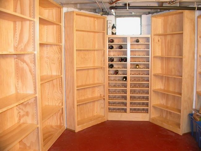 Книжный шкаф с полками для вина