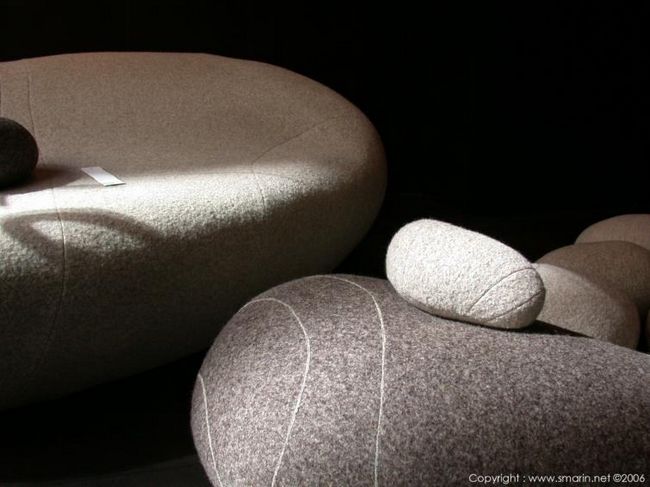 Мебель в форме камней и серая