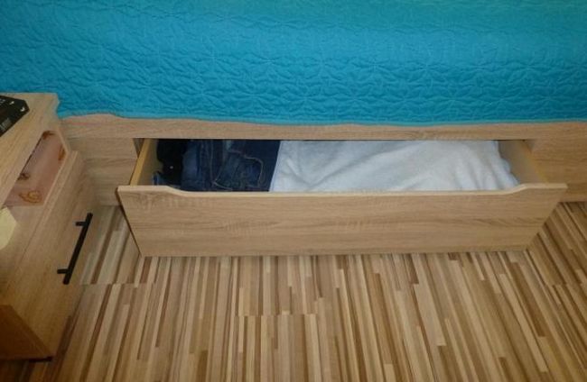 Кровать с выдвижным ящиком