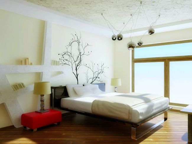 Спальня со стенами, покрытыми известковой штукатуркой