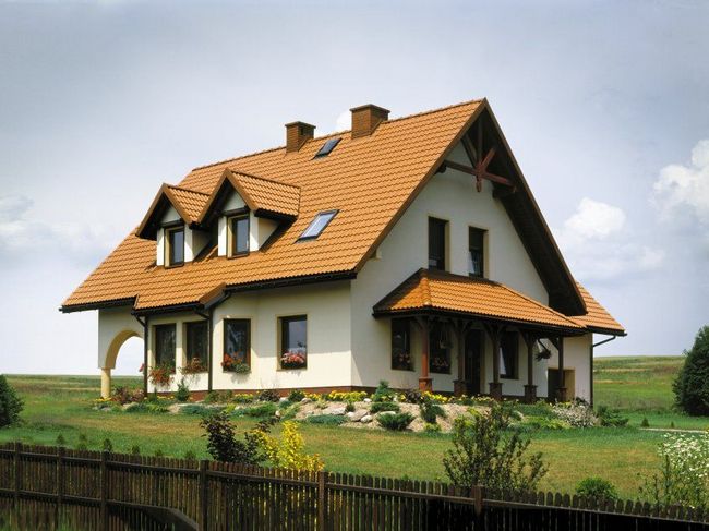 Крыша с двускатной крышей с мансардными окнами