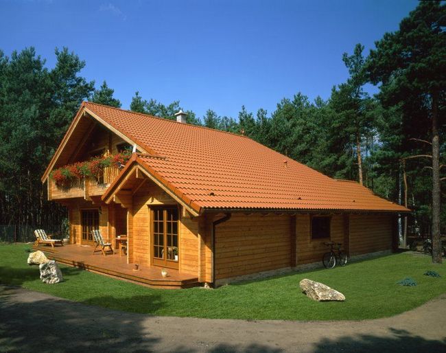 Бревенчатый дом с двускатной крышей