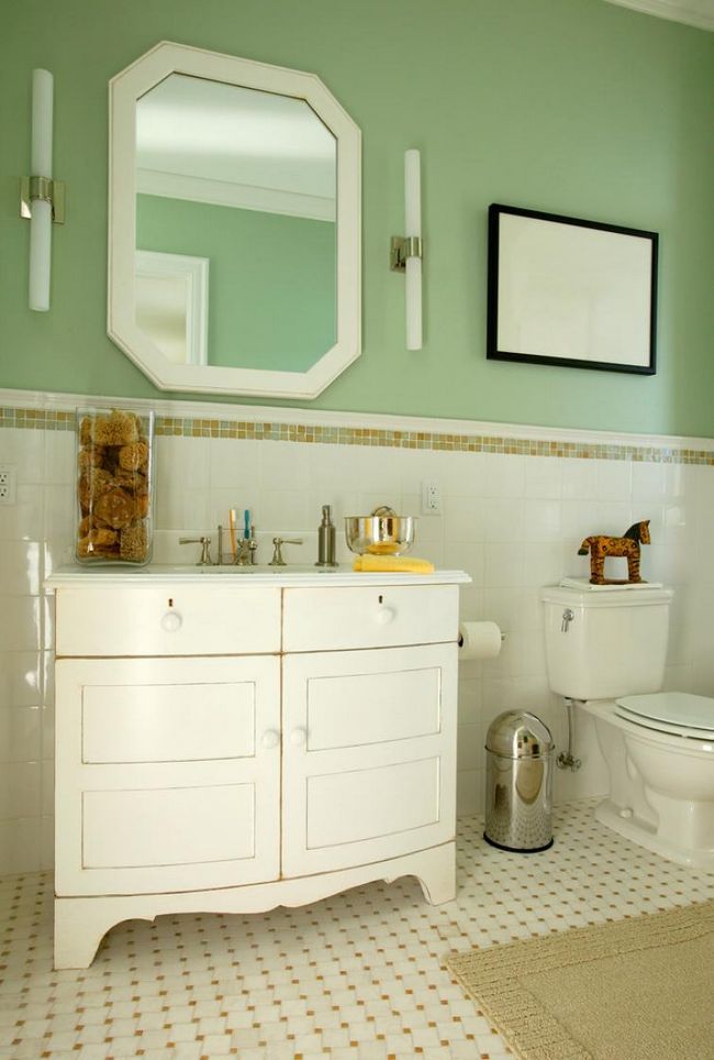 Ванная комната со стенами, окрашенными в зеленый цвет