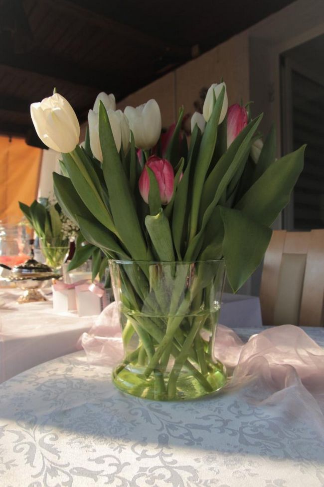 Украшение стола букетом тюльпанов
