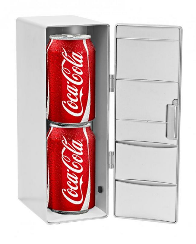Мини-холодильник с консервированной кокой-колой
