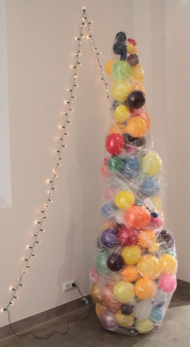Новогодняя елка с воздушными шарами