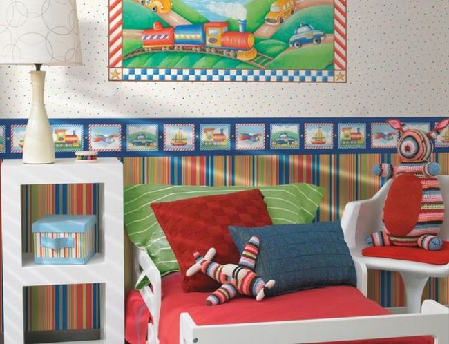 Детская комната со стенами, отделанная обоями