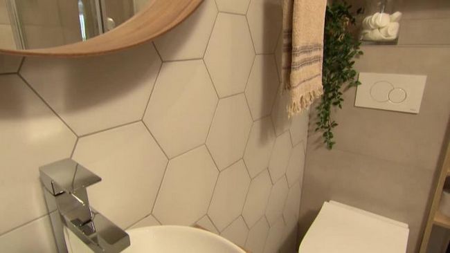 Шестигранные плитки на стене ванной комнаты
