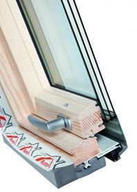 деревянное окно с тройным остеклением