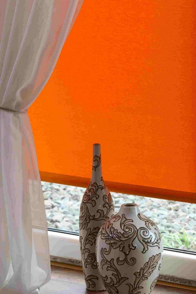 Оконные рулонные шторы в оранжевом