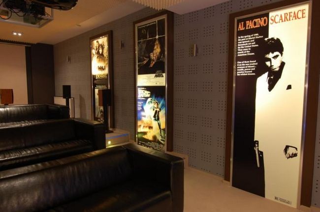 В домашнем кинотеатре также было место для плакатов с фильмами