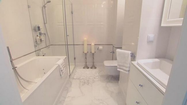 Ванная комната отделана белым
