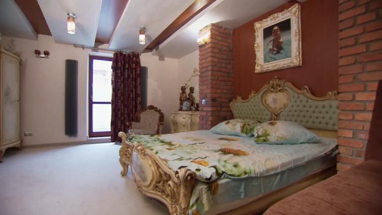 Спальня оформлена в эклектичном стиле