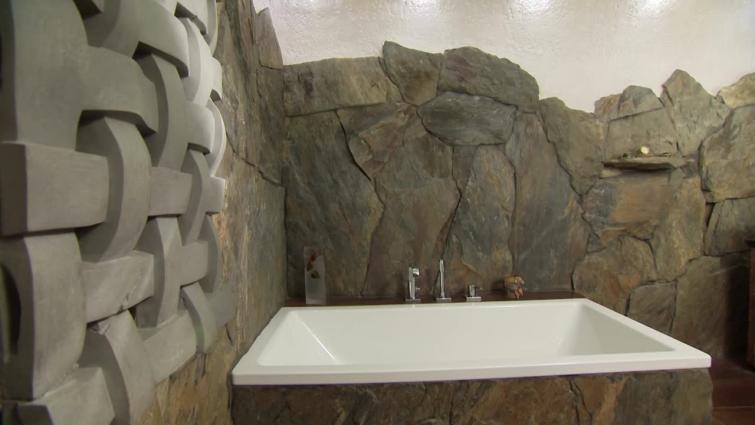 Стены ванной комнаты с натуральным камнем