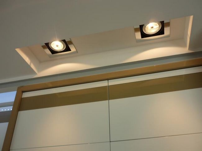 Потолочное освещение, установленное в так называемом подвесной потолок