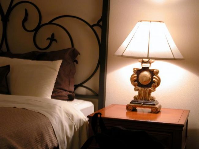 Настольная лампа в спальне
