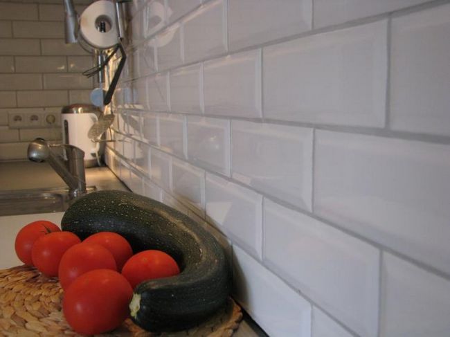 Плитка на стене на кухне