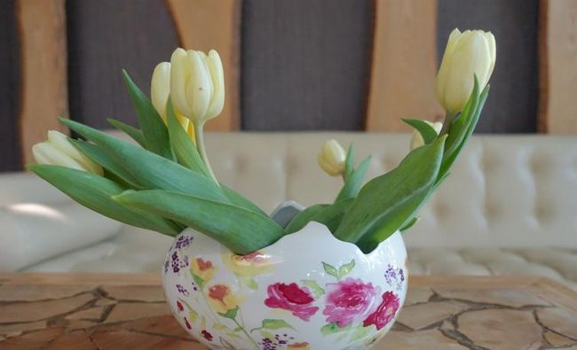 Пасхальное украшение свежими тюльпанами
