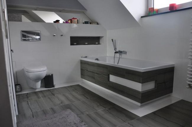 Ванная комната с корпусом ванны и гранитным полом Zebra Grey