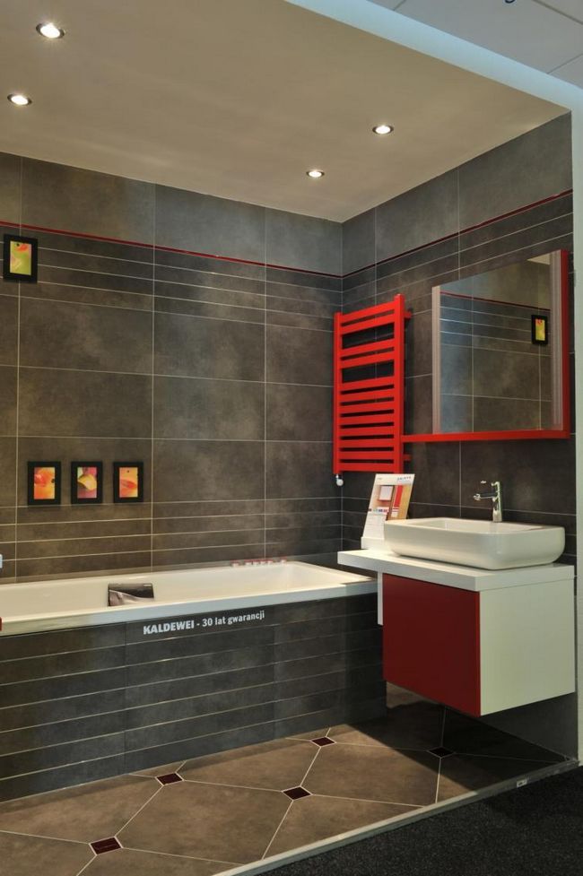 Цветной радиатор представляет собой особый акцент в интерьере ванной комнаты