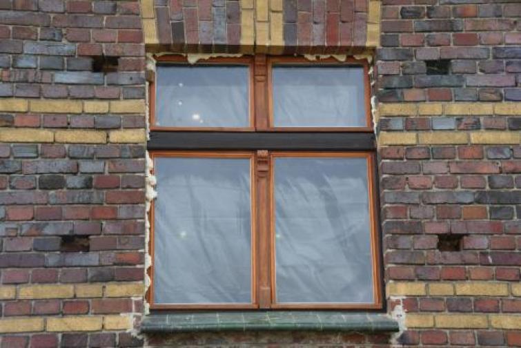 Деревянное окно во время ремонта