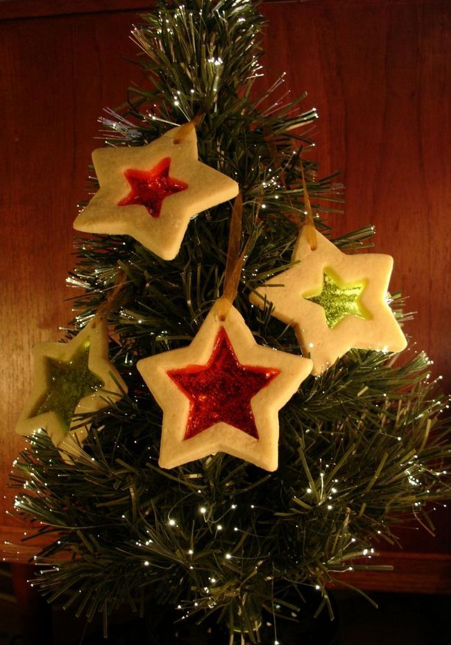 Песочное печенье в форме звезд, заполненных желе - украшение елки