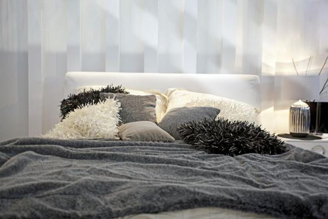 Декоративные подушки в романтической спальне