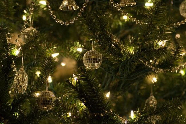 Зеленая рождественская елка с золотыми украшениями