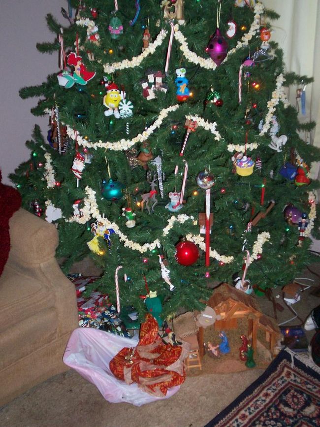 Рождественская елка, украшенная цепью попкорна