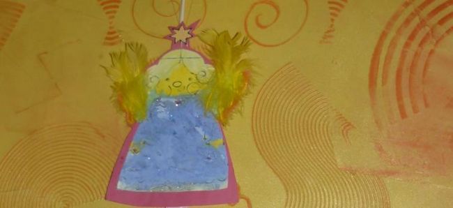 Бумажный ангел, окрашенный красками, с крыльями