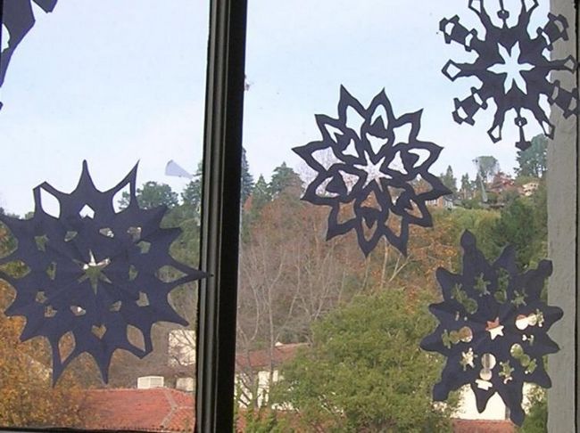 Бумажные звезды застряли на оконном стекле в детской комнате