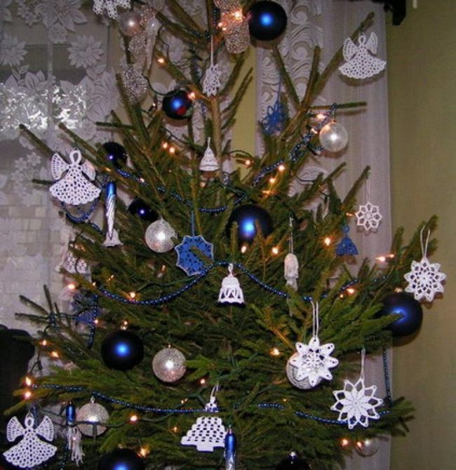 Традиционно украшенная новогодняя елка