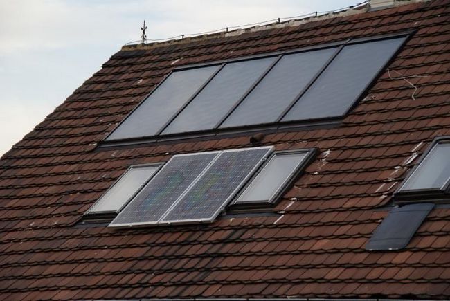 Панели солнечных батарей, установленные на крыше