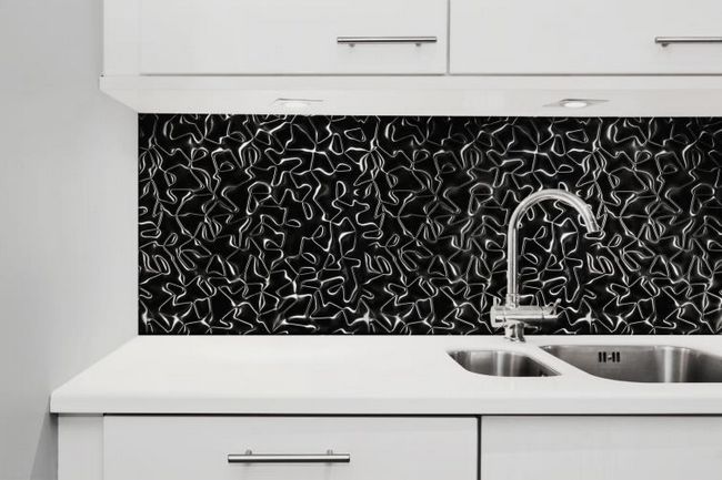Стена на кухне завершена с помощью плитки Mazu Silver Silk 3D