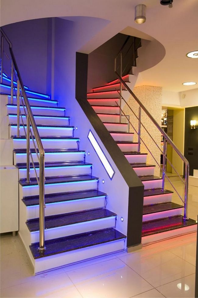 Лестницы, освещенные светодиодной лентой Tramo 150 RGB от Kobi Ligh