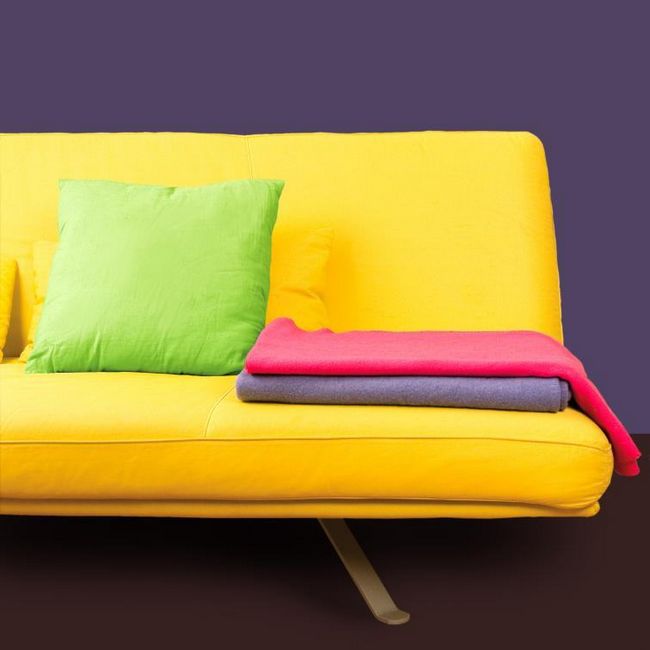 Подушка на диване в качестве декоративного элемента