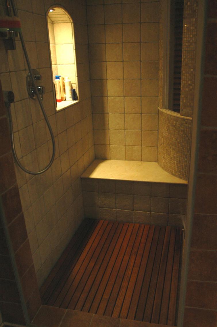 Расположение ванной комнаты с использованием термически обработанной древесины
