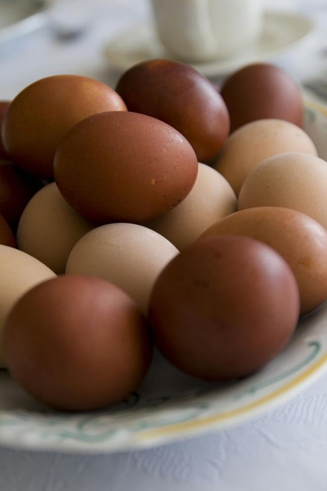 Яйца, приготовленные в миске лука