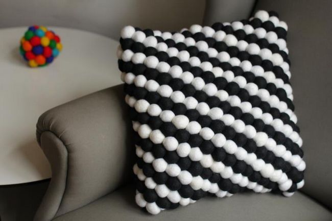 Подушка из войлочных шариков в белом и черном цвете