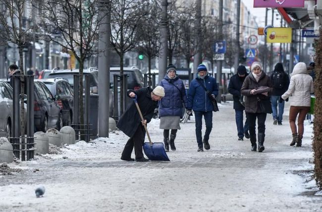 Лучше не пренебрегать обязанностью снимать снег с тротуаров