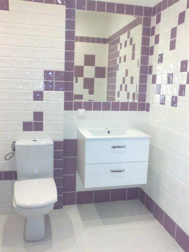 Белый и фиолетовый в оформлении плитки для ванной комнаты