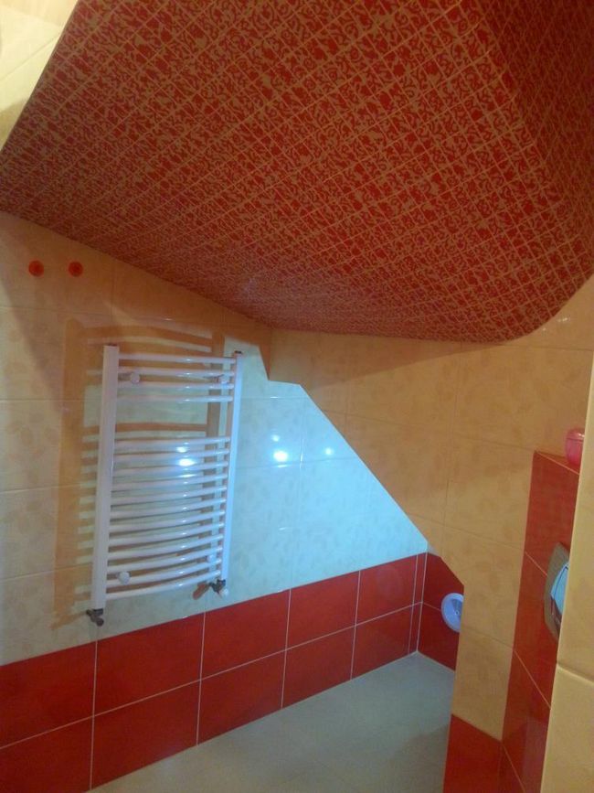 Укладка плитки в небольшой ванной комнате под лестницей