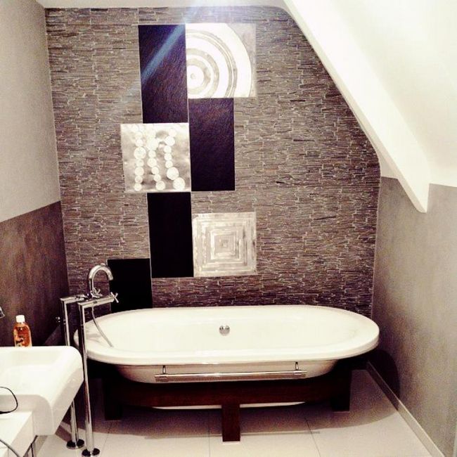 Ванная комната на мансарде с современными декорами